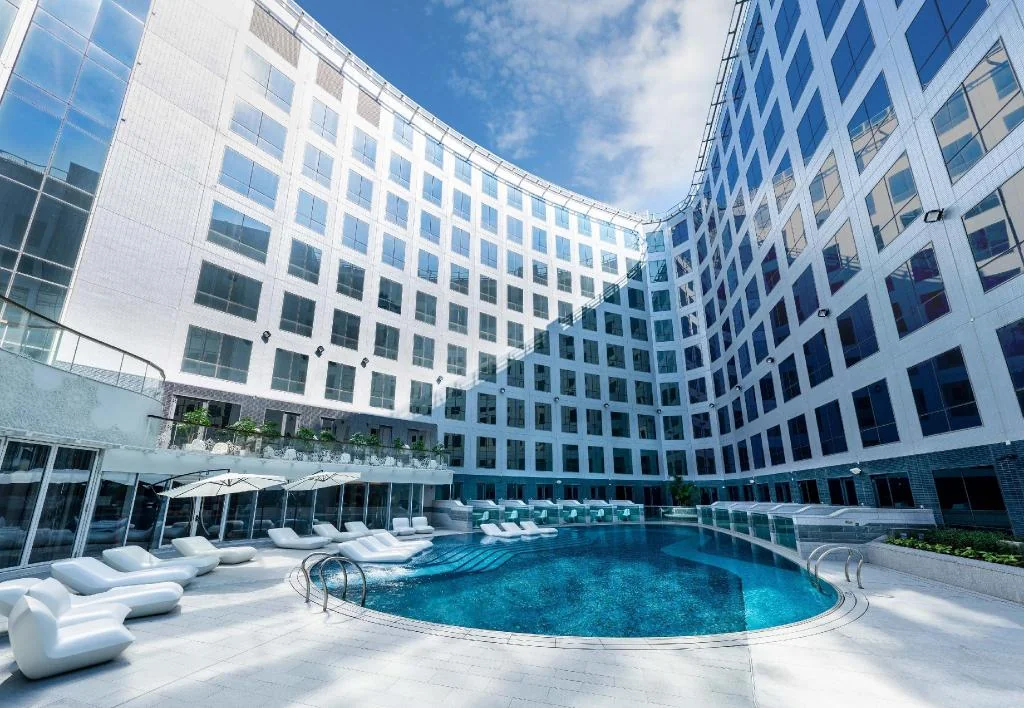 Swimming pool [outdoor]